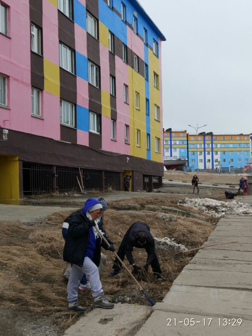 Жители МКД №35 по ул. Ленина вышли на уборку придомовой территории